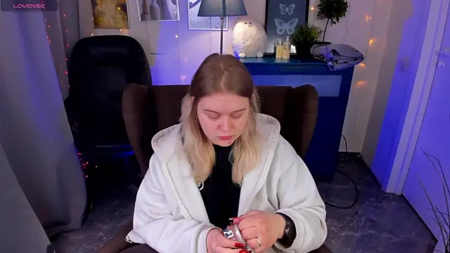 Snapshot of LouiseMous chatting on 4, 2, 2026 LouiseMous online show from 4, 2, 2026