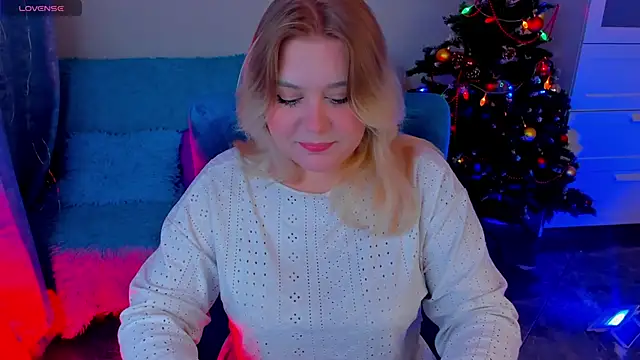 Snapshot of LouiseMous chatting on 17, 12, 2025 LouiseMous online show from 17, 12, 2025