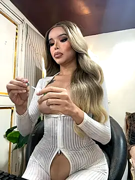 Snapshot of _SandraHornball_ chatting on 16, 11, 2025 SandraHornball online show from 16, 11, 2025