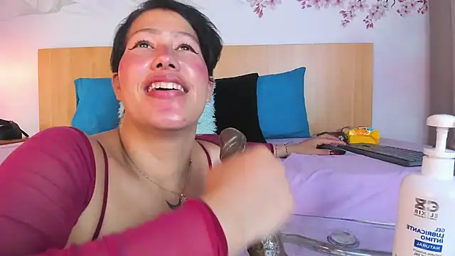 Snapshot of Laura_Torress chatting on 2, 7, 2026 Laura Torress online show from 2, 7, 2026