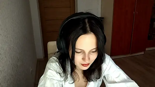 LouiseMarengo online show from 19, 12, 2025