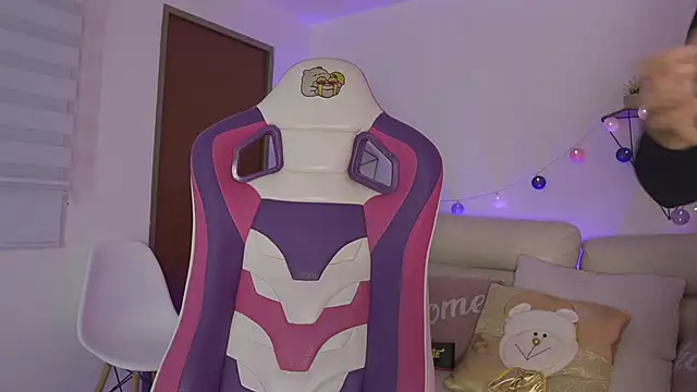 Snapshot of Enola_Holmes_ chatting on 29, 11, 2025 Enola Holmes online show from 29, 11, 2025