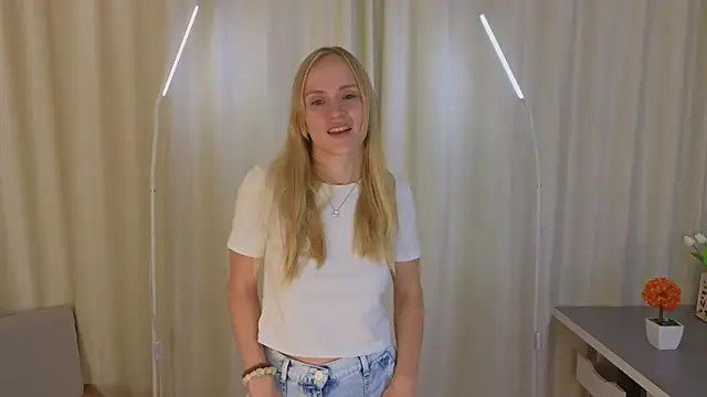 Snapshot of ToshiaPotvin chatting on 25, 11, 2025 ToshiaPotvin online show from 25, 11, 2025