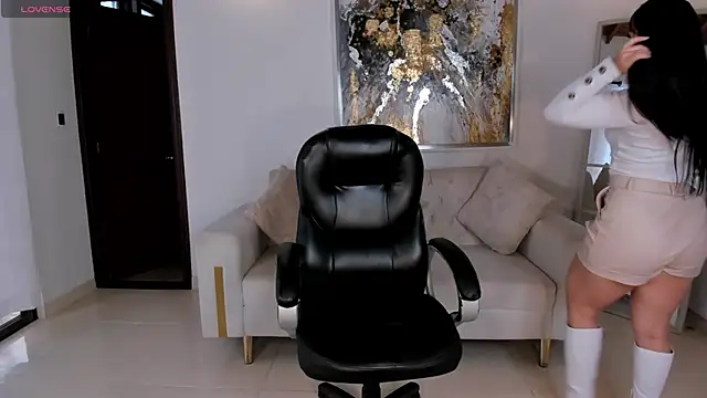 ZaraKafruni online show from 11, 4, 2026