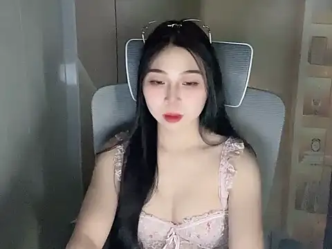 Snapshot of Lousii chatting on 27, 11, 2025 Lousii online show from 27, 11, 2025