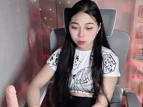 Snapshot of Lousii chatting on 16, 11, 2025 Lousii online show from 16, 11, 2025