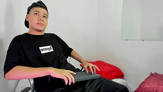 Lucastorrez01 online show from 10, 2, 2026