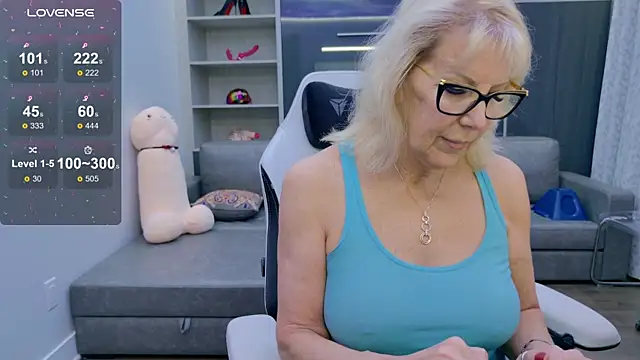 Snapshot of FitCougar chatting on 27, 11, 2025 FitCougar online show from 27, 11, 2025