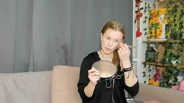 Snapshot of KarieBowery chatting on 28, 11, 2025 KarieBowery online show from 28, 11, 2025