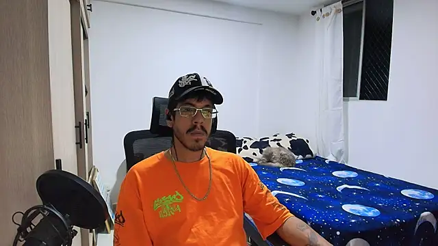 Snapshot of naitt_ chatting on 24, 11, 2025 naitt online show from 24, 11, 2025