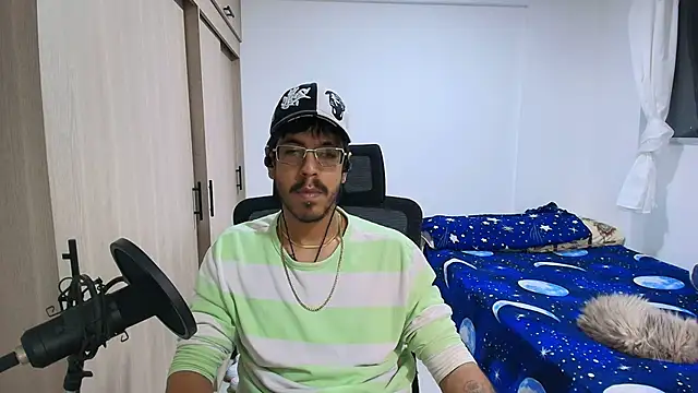 Snapshot of naitt_ chatting on 22, 11, 2025 naitt online show from 22, 11, 2025