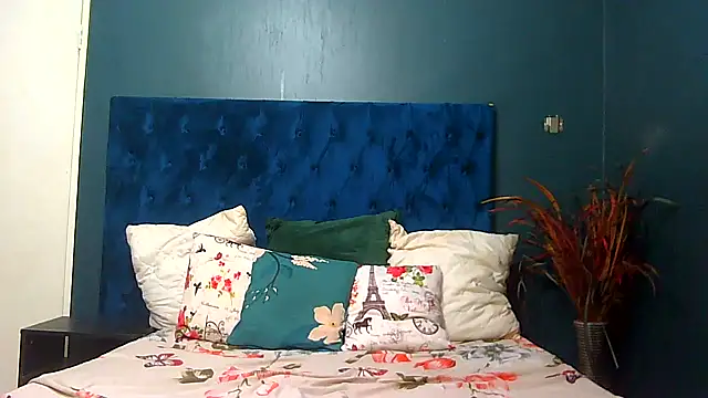 BrunetteNaomi8 online show from 3, 2, 2026