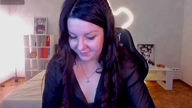 still  her online show from 28, 11, 2025