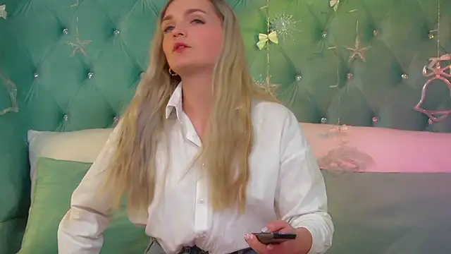 AnnyRaii online show from 2, 12, 2025