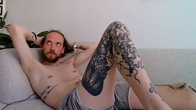 Snapshot of skinnytarzan89 chatting on 7, 7, 2026 skinnytarzan89 online show from 7, 7, 2026