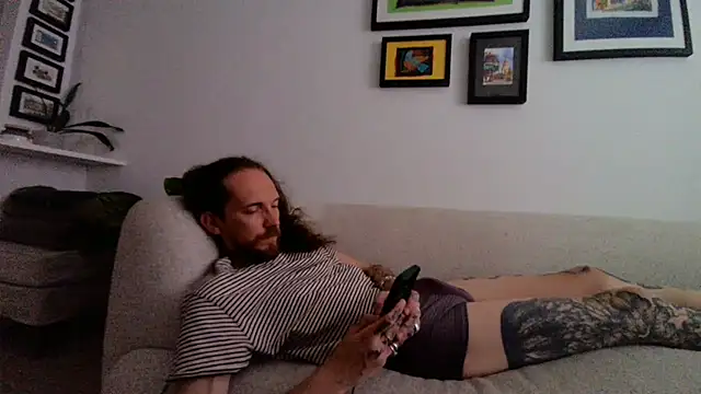 Snapshot of skinnytarzan89 chatting on 6, 7, 2026 skinnytarzan89 online show from 6, 7, 2026