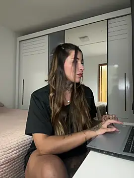 thauanydemontie online show from 21, 11, 2025