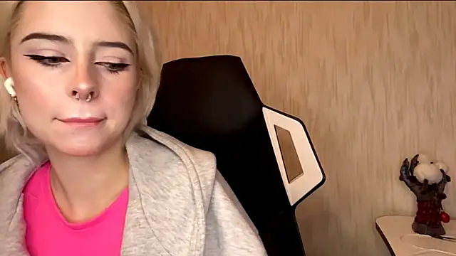 Snapshot of DayleSileo chatting on 23, 11, 2025 DayleSileo online show from 23, 11, 2025