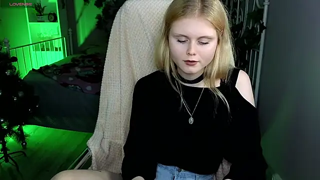 Snapshot of AnoraAmore chatting on 14, 12, 2025 AnoraAmore online show from 14, 12, 2025