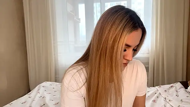 Snapshot of LuciaShadwell chatting on 28, 11, 2025 LuciaShadwell online show from 28, 11, 2025