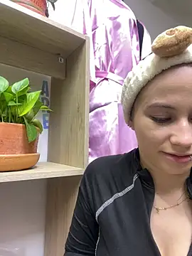 MiaWhiteBunny online show from 17, 4, 2026