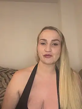 Snapshot of BootyQueenApril chatting on 28, 11, 2025 BootyQueenApril online show from 28, 11, 2025