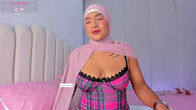 Snapshot of Amira-Zahra chatting on 17, 6, 2026 Amira-Zahra online show from 17, 6, 2026