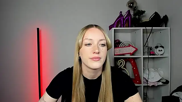 Snapshot of EvelynBlond chatting on 4, 5, 2026 EvelynBlond online show from 4, 5, 2026