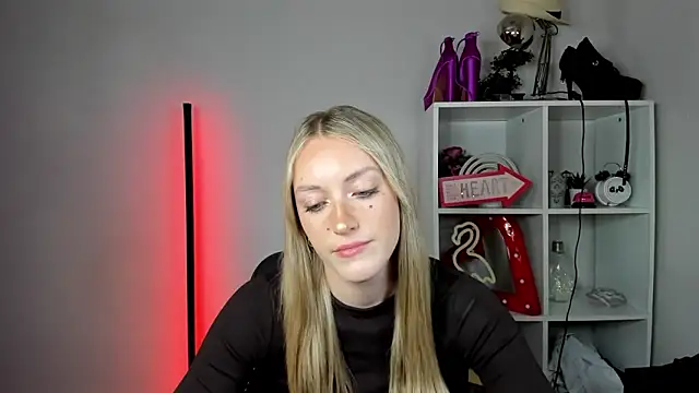 Snapshot of EvelynBlond chatting on 3, 6, 2026 EvelynBlond online show from 3, 6, 2026