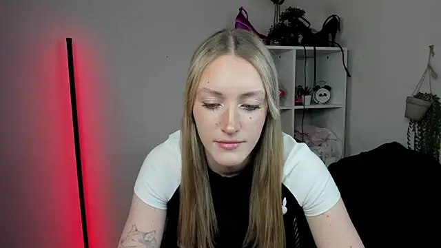 EvelynBlond online show from 16, 4, 2026