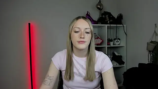 EvelynBlond online show from 8, 4, 2026