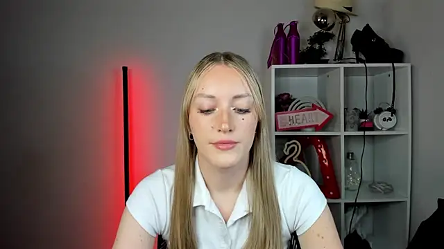 Snapshot of EvelynBlond chatting on 28, 5, 2026 EvelynBlond online show from 28, 5, 2026