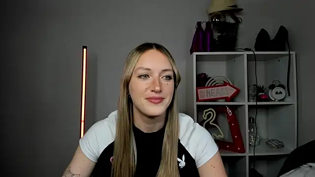 Snapshot of EvelynBlond chatting on 13, 5, 2026 EvelynBlond online show from 13, 5, 2026