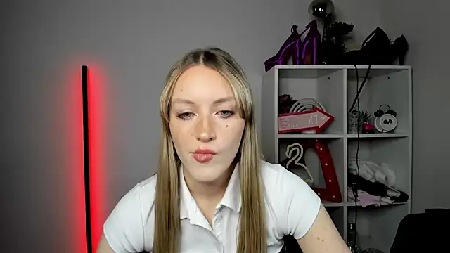 Snapshot of EvelynBlond chatting on 30, 4, 2026 EvelynBlond online show from 30, 4, 2026