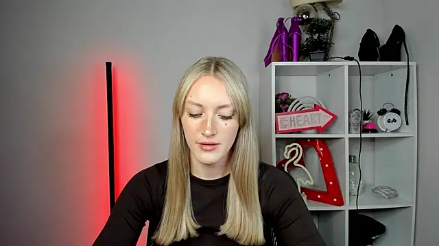 Snapshot of EvelynBlond chatting on 20, 5, 2026 EvelynBlond online show from 20, 5, 2026