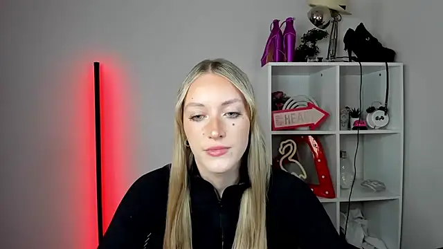 Snapshot of EvelynBlond chatting on 1, 6, 2026 EvelynBlond online show from 1, 6, 2026