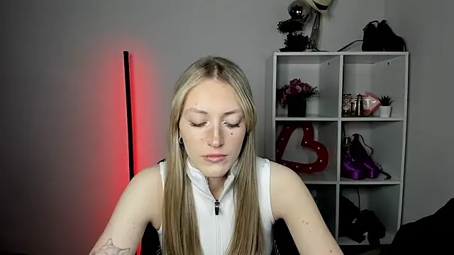 EvelynBlond online show from 10, 7, 2026