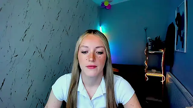 Snapshot of EvelynBlond chatting on 3, 6, 2026 EvelynBlond online show from 3, 6, 2026
