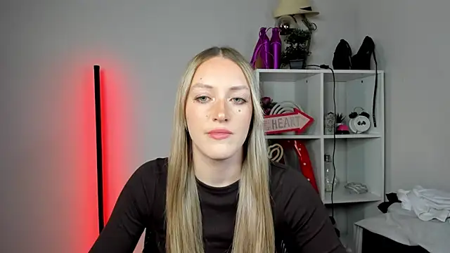 Snapshot of EvelynBlond chatting on 18, 5, 2026 EvelynBlond online show from 18, 5, 2026
