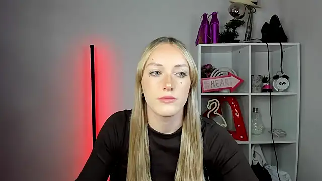 Snapshot of EvelynBlond chatting on 27, 5, 2026 EvelynBlond online show from 27, 5, 2026