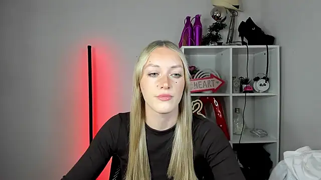 Snapshot of EvelynBlond chatting on 2, 6, 2026 EvelynBlond online show from 2, 6, 2026