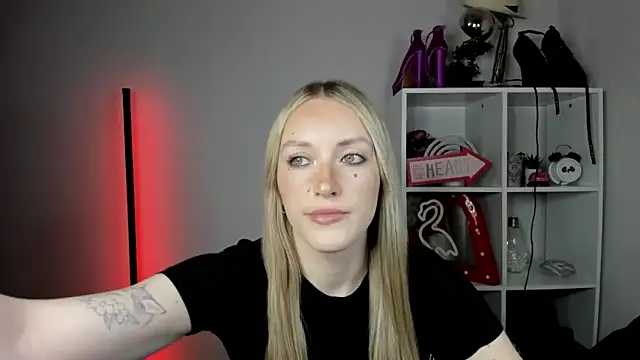 EvelynBlond online show from 10, 6, 2026
