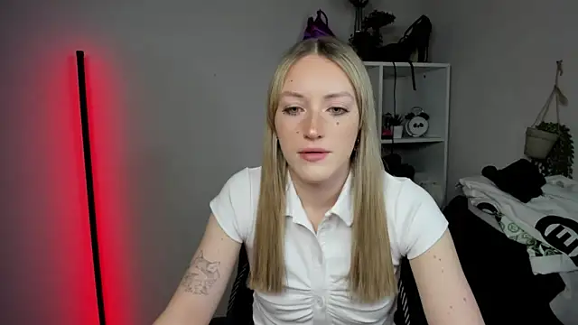 EvelynBlond online show from 17, 4, 2026