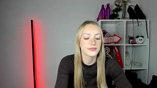 Snapshot of EvelynBlond chatting on 8, 6, 2026 EvelynBlond online show from 8, 6, 2026