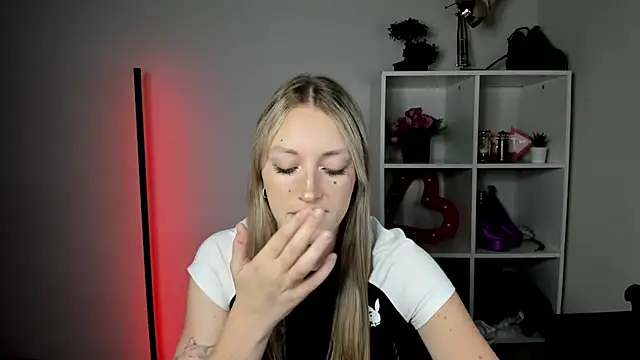 EvelynBlond online show from 24, 7, 2026