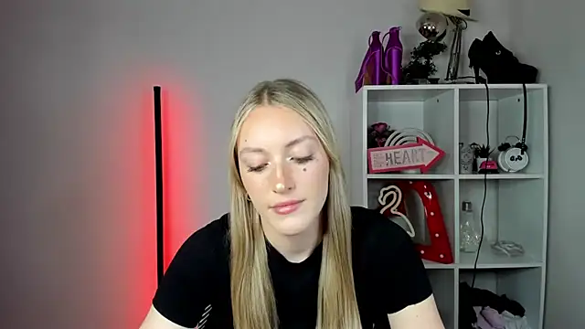 Snapshot of EvelynBlond chatting on 4, 6, 2026 EvelynBlond online show from 4, 6, 2026