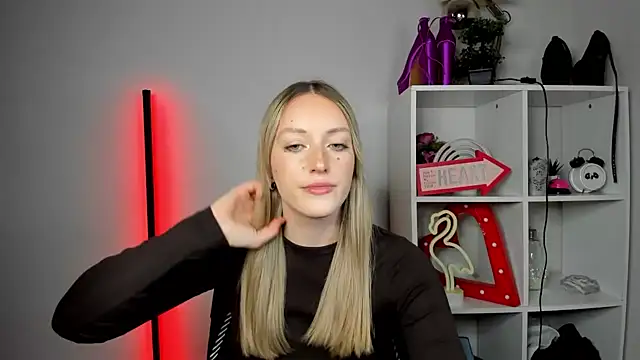Snapshot of EvelynBlond chatting on 19, 5, 2026 EvelynBlond online show from 19, 5, 2026