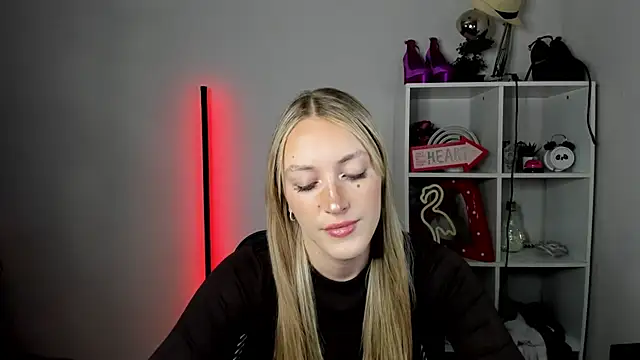 EvelynBlond online show from 24, 6, 2026