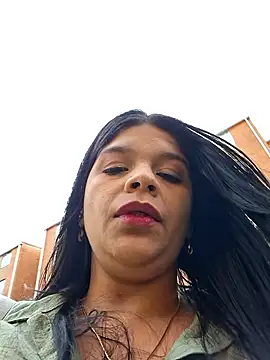 Layla-daring online show from 4, 12, 2025