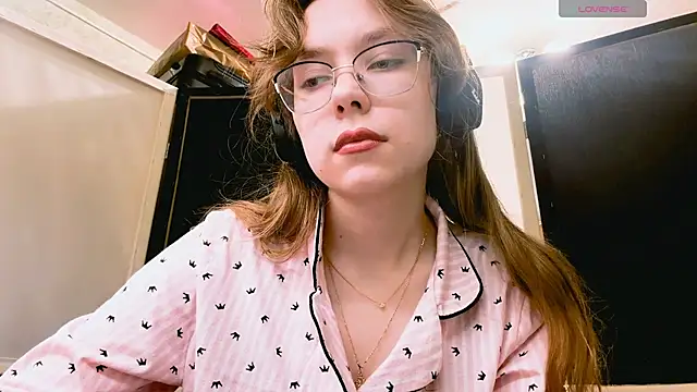 Snapshot of LouettaTornese chatting on 24, 11, 2025 LouettaTornese online show from 24, 11, 2025